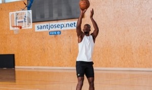 不打码了！巴特勒西班牙度假打球上脚新一代签名鞋